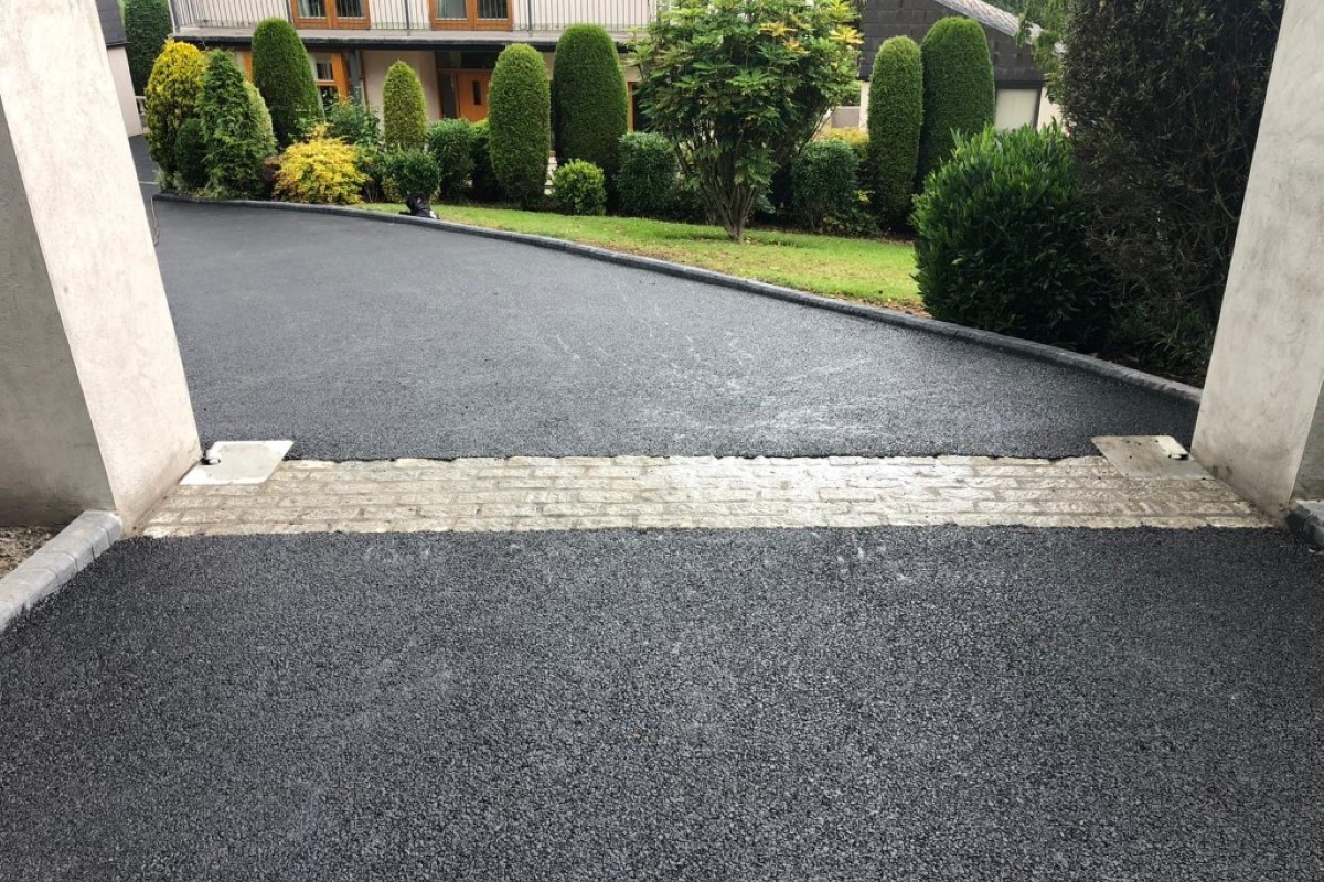 Laying tarmac surfacing in Abinger Common, Surrey