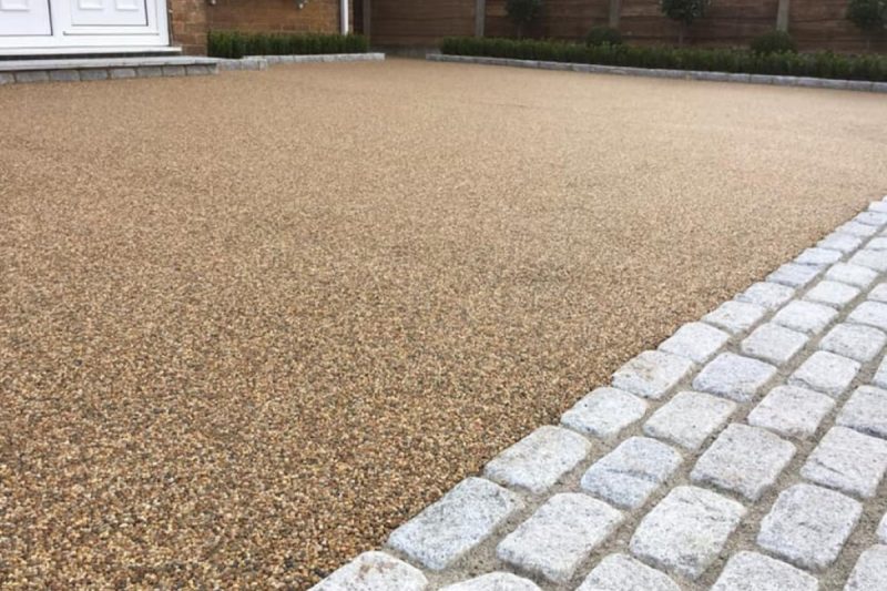 Resin driveway with granite cobble border